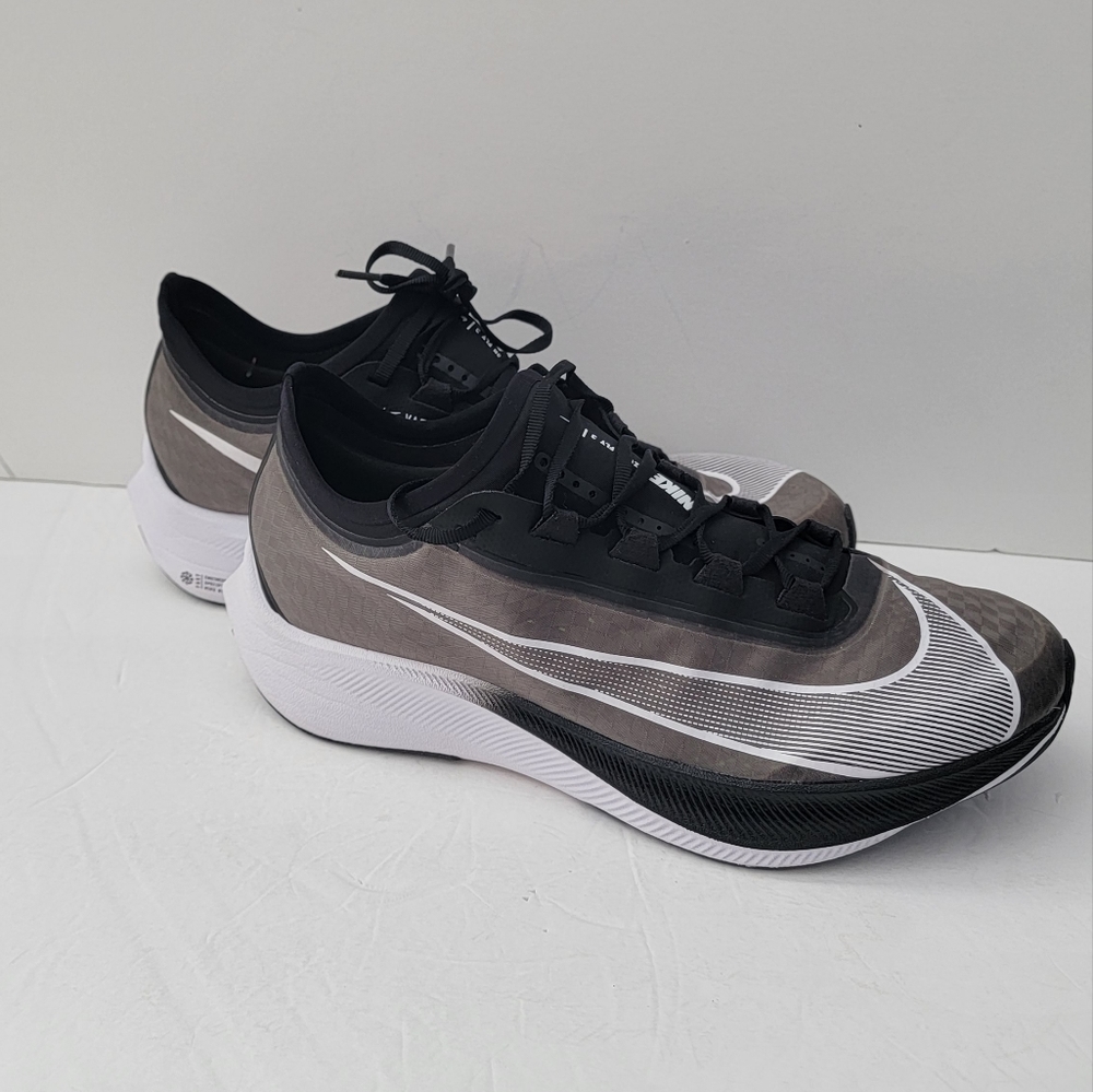Nike men's Sneakers race running shoes black white Volt